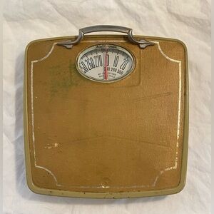 3/55$ VINTAGE Health queen yellow‎ GOLD TONE METAL/VINYL BATHROOM SCALE